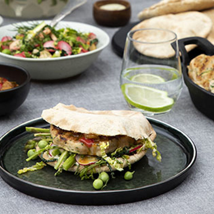 Kyllingeburger i grov pita med sommerkål-salat, BBQ-sauce, wasabimayo og ferskenchutney