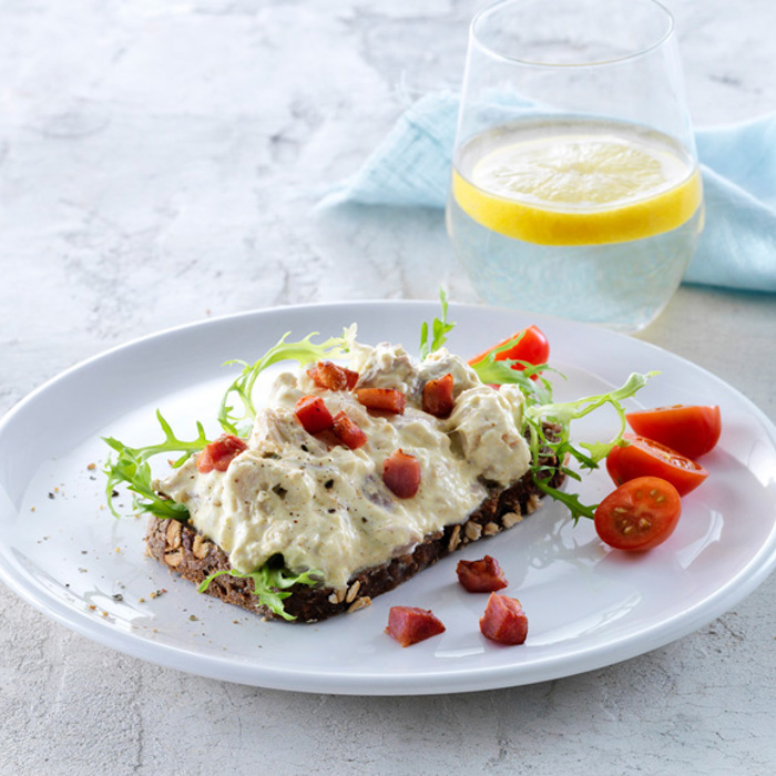 Klassisk hønsesalat med karry og ristet bacon