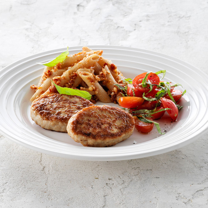 Kyllingefrikadeller med fuldkornspasta og soltørret tomatpesto

