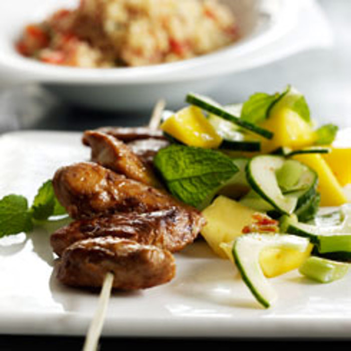 Kyllingekebab af inderfilet med mangosalsa og couscous salat