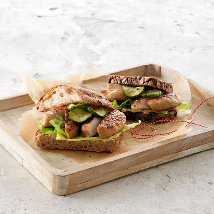 Madpakken!
Rugbrød med stegte kyllingefrikadeller, agurk, remoulade og hovedsalat
