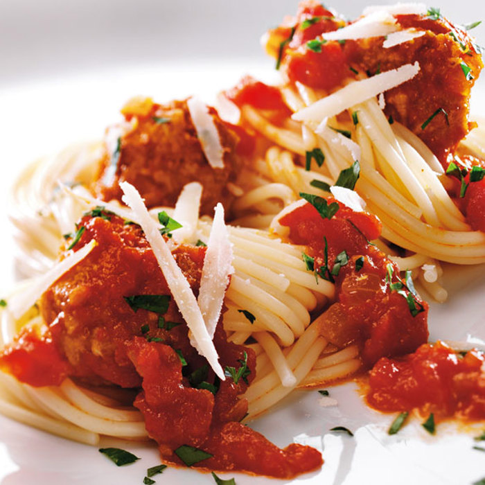 Spaghetti med kødboller i chili-tomatsauce