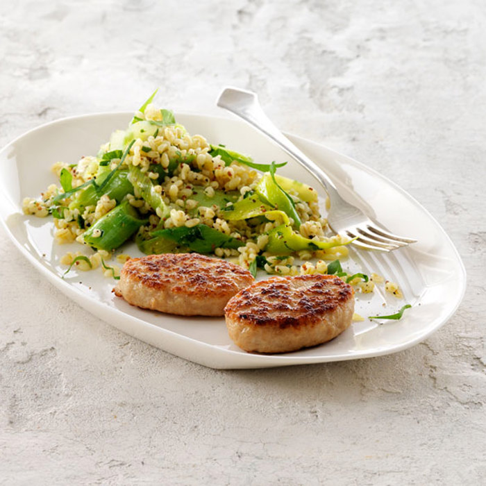 Stegte kyllingefrikadeller med dampede porre i vinaigrette