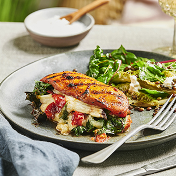 Fyldt brystfilet med bladbeder, burrata ost og pancetta med romaine salat