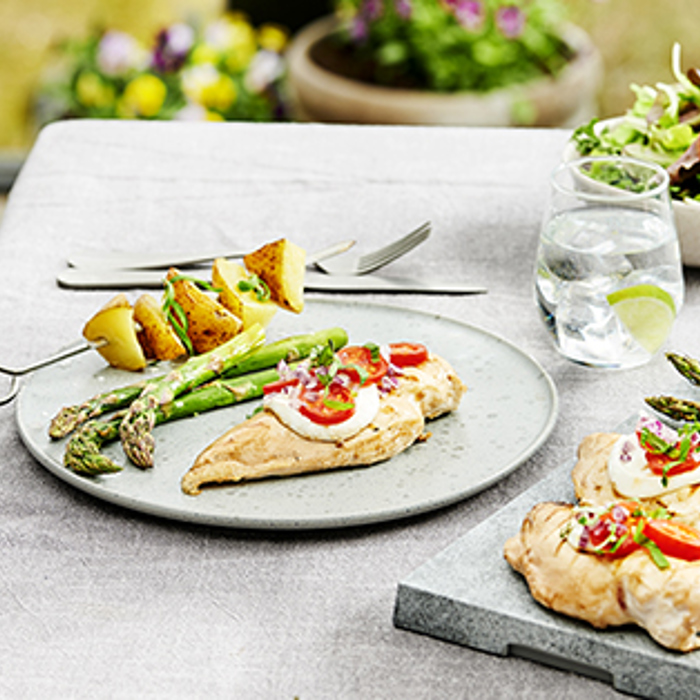 Brystfilet a la caprese med kartoffelspyd og grillede asparges