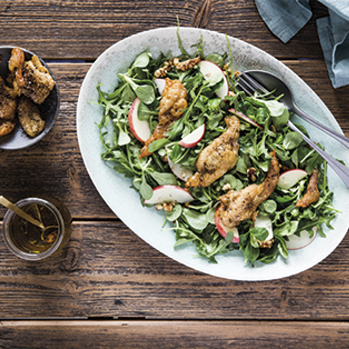 Grøn salat med sprødt stegt kyllingeskind