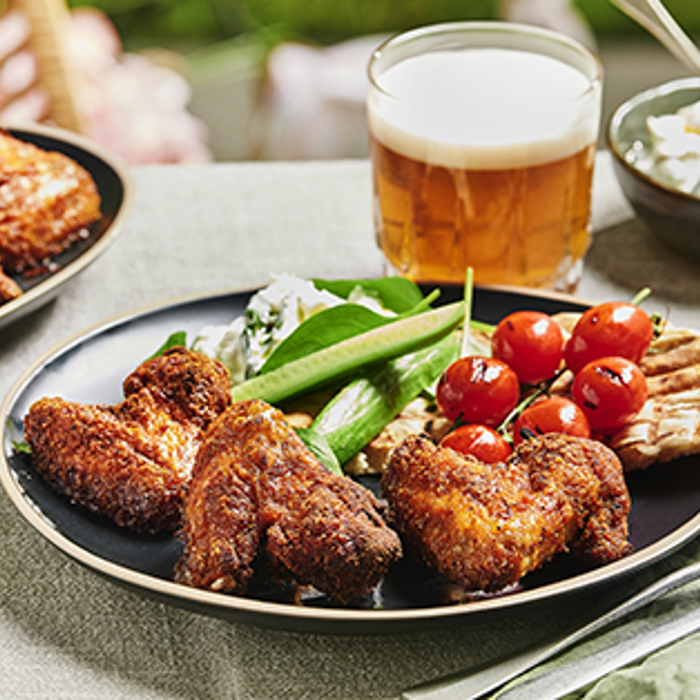 Crispy vinger, grillede tomater, fladbrød og cremet fetadip