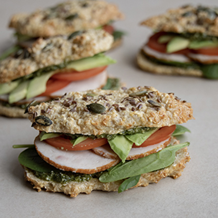 Proteinsandwich med kyllingepålæg og pesto