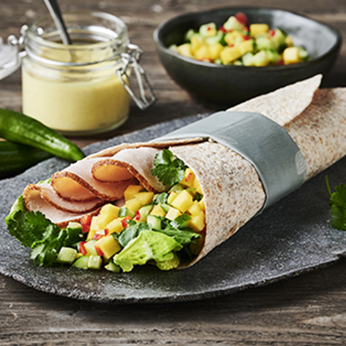 Wraps med kyllingepålæg, karrycreme og spicy mangosalat