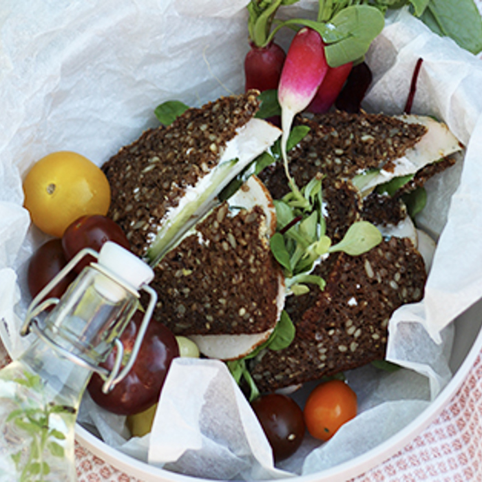 Rugbrødsklapper med kyllingepålæg, flødeost og oliven