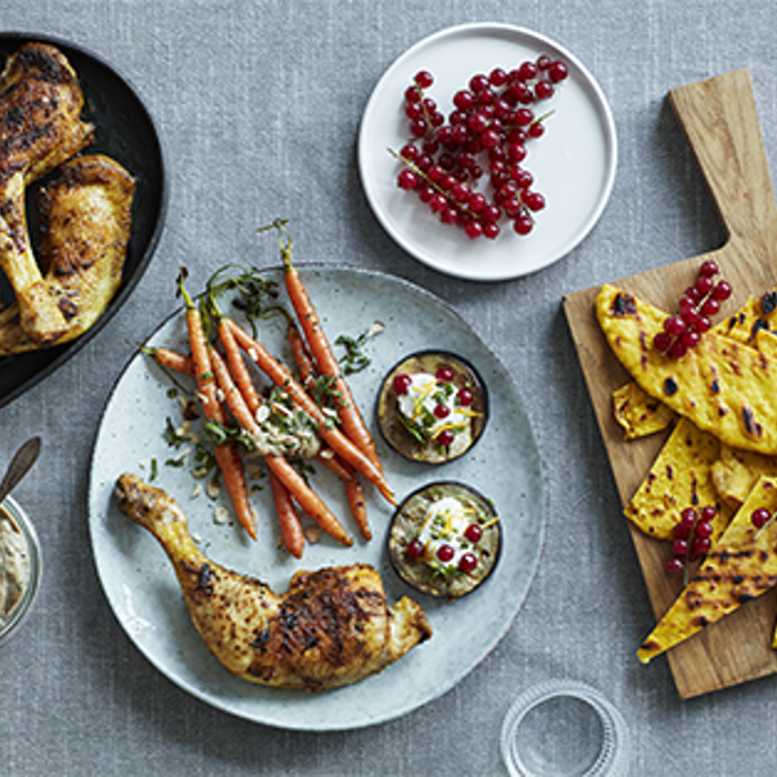 Krydret kyllingelår med grillet aubergine og gulerødder med tahindip