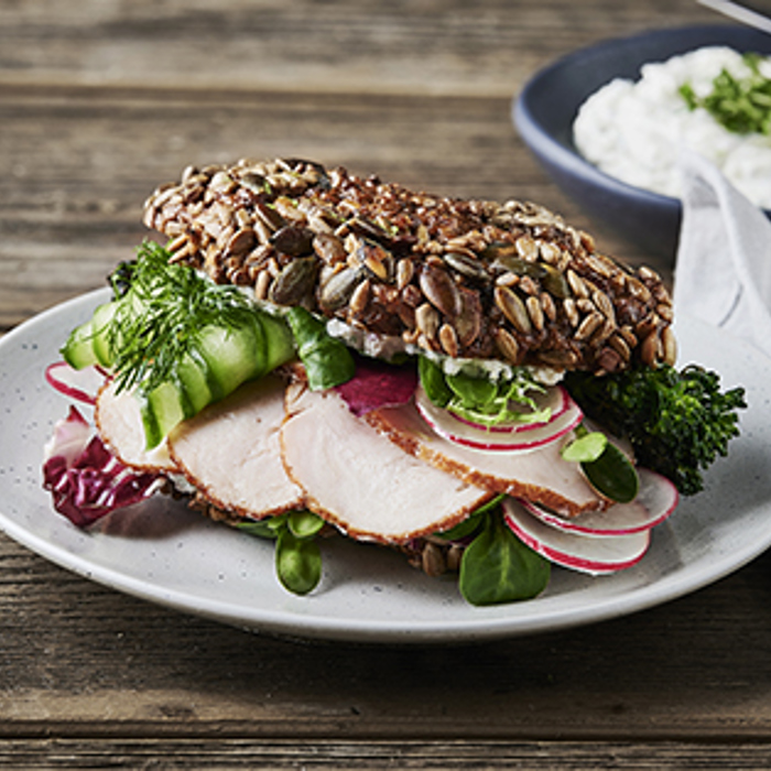 Fuldkornssandwich med kyllingepålæg, rygeost creme og stegt aspargesbroccoli