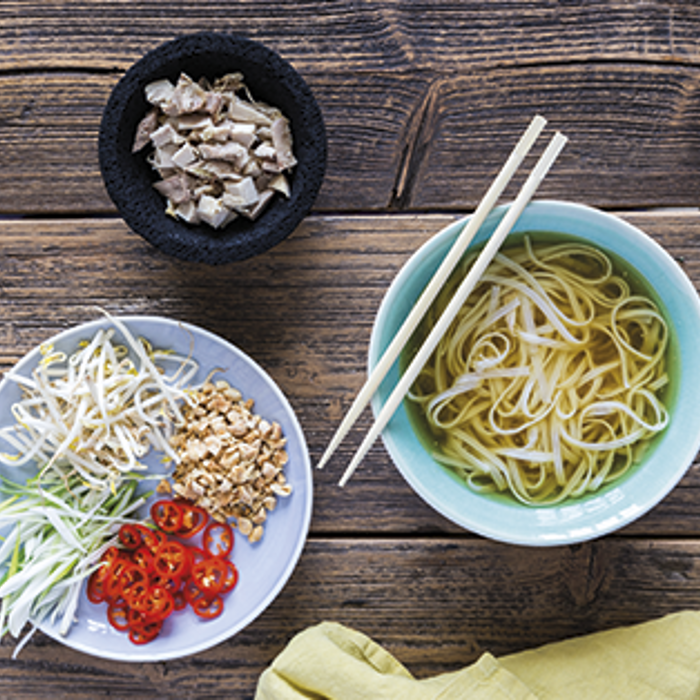 Vietnamesisk Pho nudelsuppe med kylling