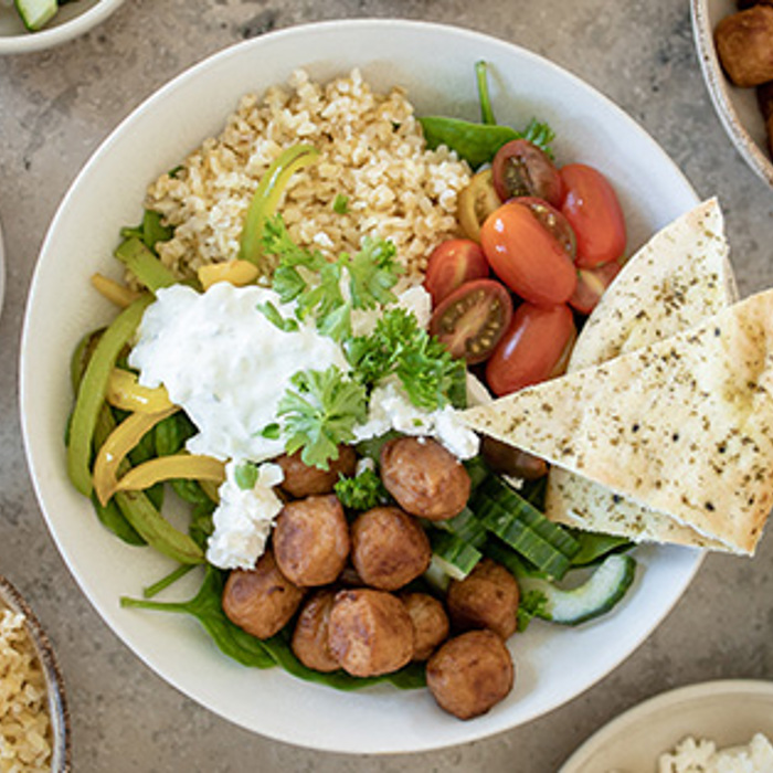 Græsk kyllingebowl med mini kyllingedeller og hjemmelavet tzatziki