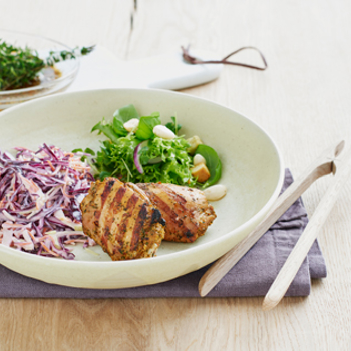 Kyllingespareribs med rødkålsslaw og grøn salat