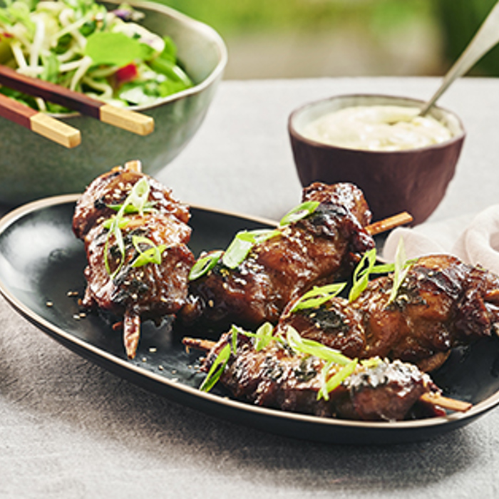 Yakitori underlår på spyd med nudelsalat og yuzo mayo