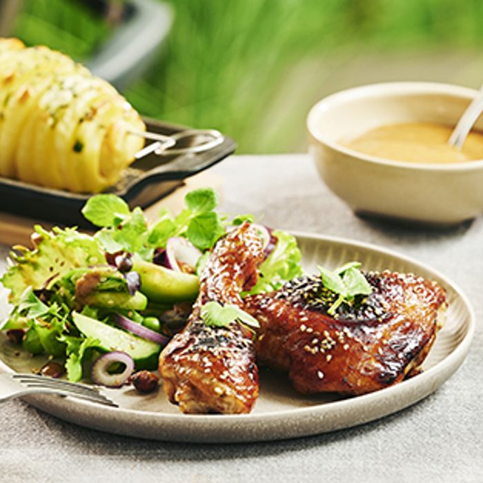 Yakitori lårmix med spiralkartofler, edamamesalat og goma dressing