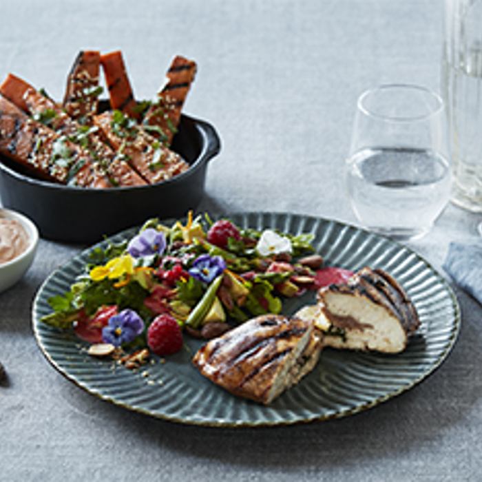 Kyllingebryst med lufttørret skinke, bønnesalat med avocado samt hindbærvinaigrette og grillede fritter af søde kartofler