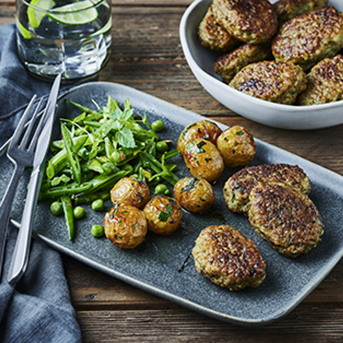 Klassiske kyllingefrikadeller med hakkede urter og ærtesalat