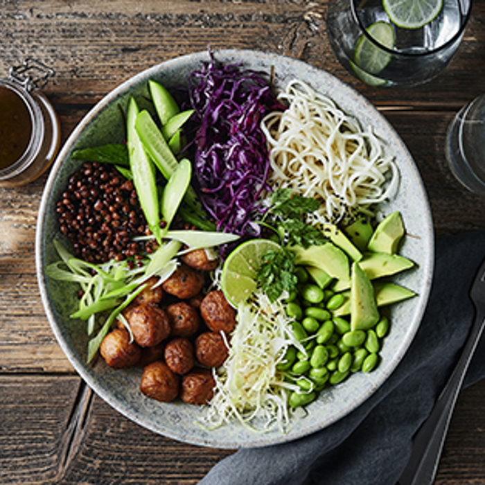 Frokostbowl med kyllingedeller, kål, nudler og linser