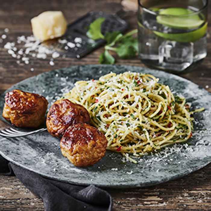 Stegte kyllingefrikadeller med chili–hvidløgsspaghetti