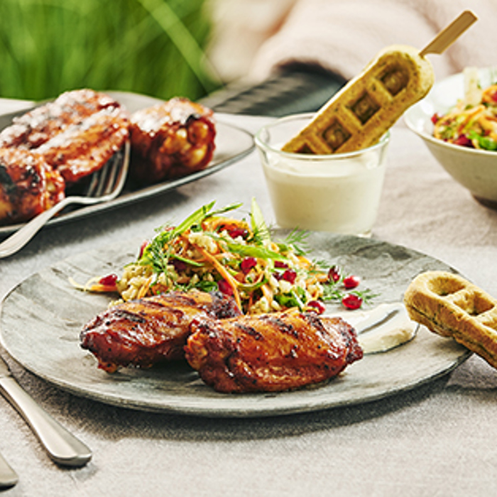 BBQ spareribs med perlebygsalat, krydderurte-vafler på pind og cremet hvidløgsdip