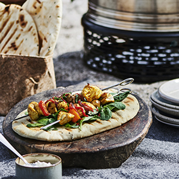 Grillede kyllingespyd med spinat, raita-dressing og naanbrød