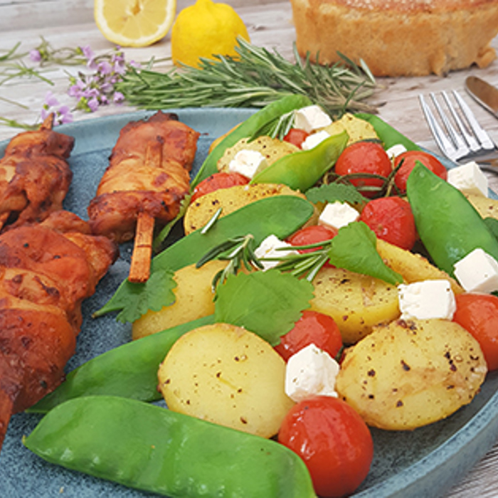 Sommersalat med BBQ-marinerede kyllingeunderlår på spyd