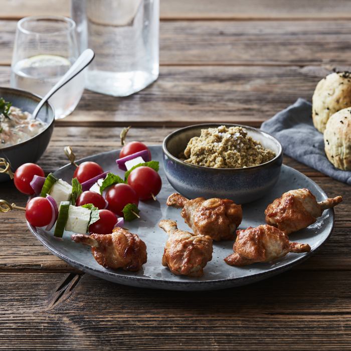 Minikøller med salatspyd, gulerodstzaziki, oliventapenade og urtebrød