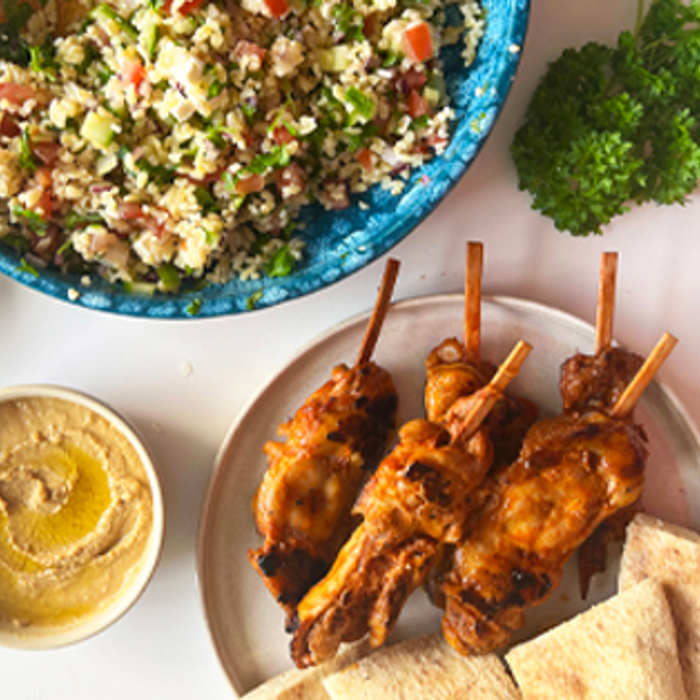 Tabouleh med BBQ-marineret underlår på spyd, hummus og pitabrød