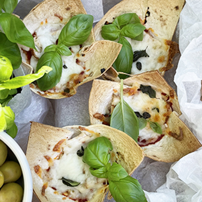 Mini pizzaer af tortilla med kyllingepålæg