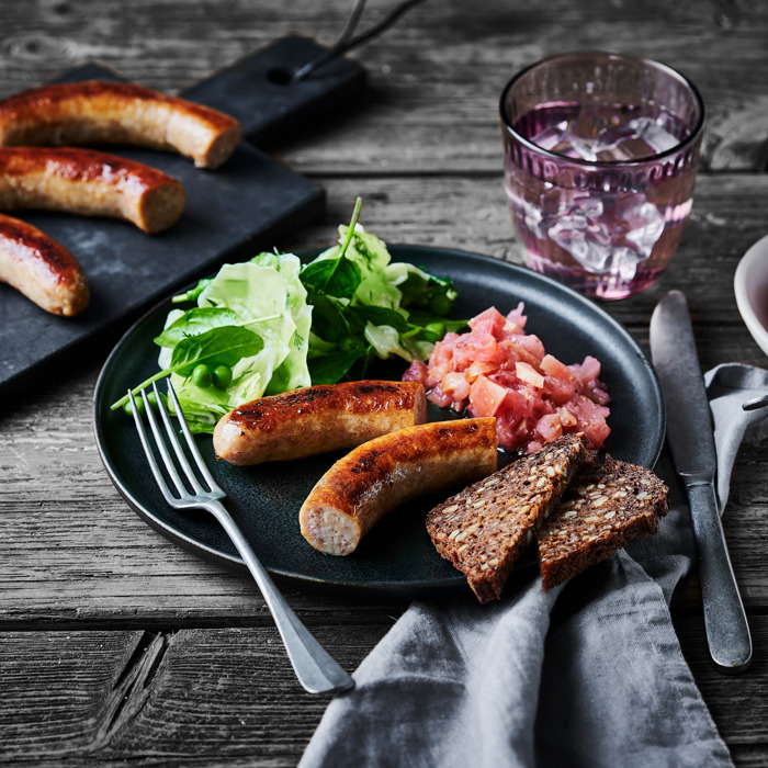 Medister M Spidskaalsalat Og Aeblekompot Bred 02 Grå Baggrund