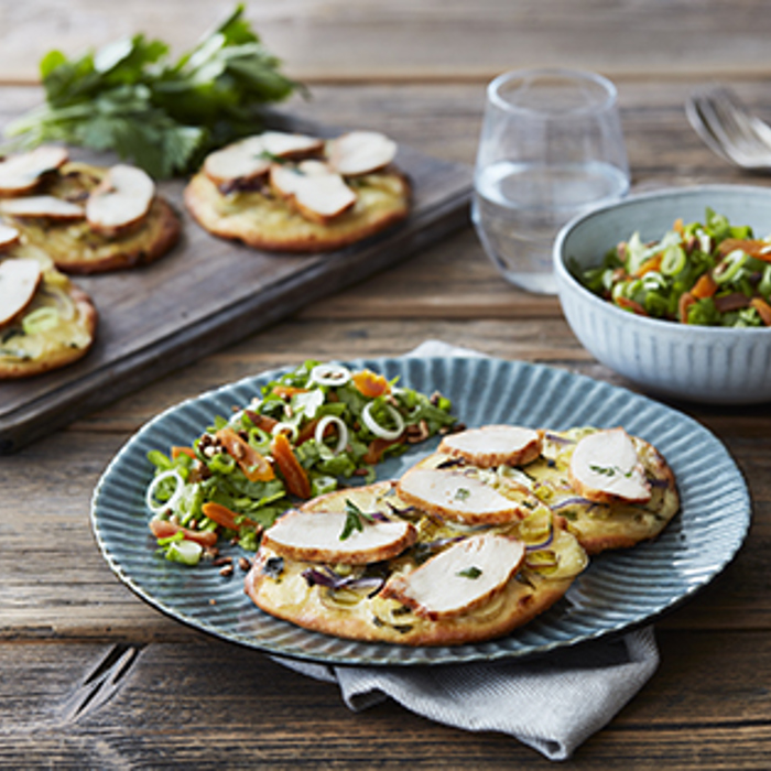 Stegt brystfilet i skiver på sprøde fladbrød med kartofler, porre og spinatsalat