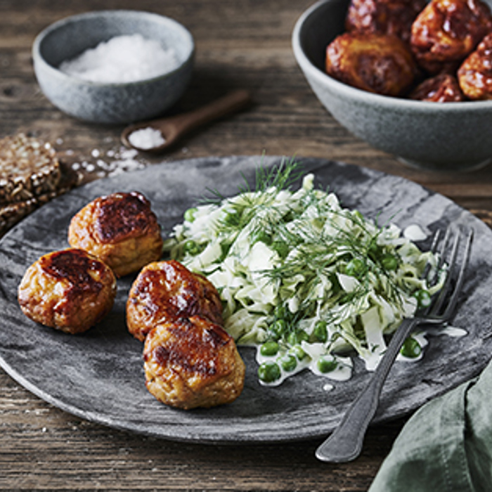 Stegte kyllingefrikadeller med stuvet spidskål og ærter