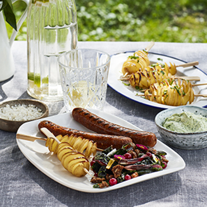 Grill medister med spiralkartofler, lun salat og grøn krydderurtecreme